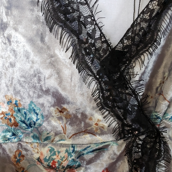 Lace and Velvet Wrap dress - Picture 5 of 8